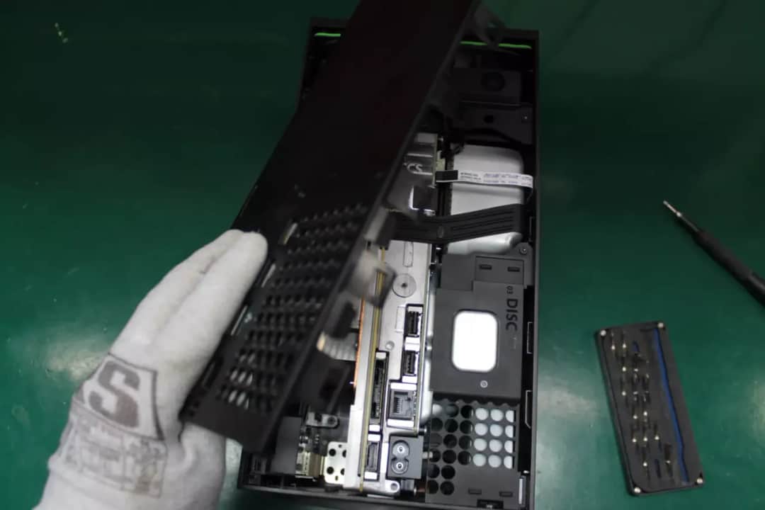 Xbox Series X głośny? Bezpieczne czyszczenie z kurzu krok po kroku