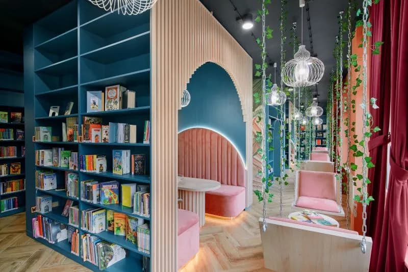 Modna kawiarnia w centrum Warszawy vs biblioteka w Kraśniku - Zdjęcia