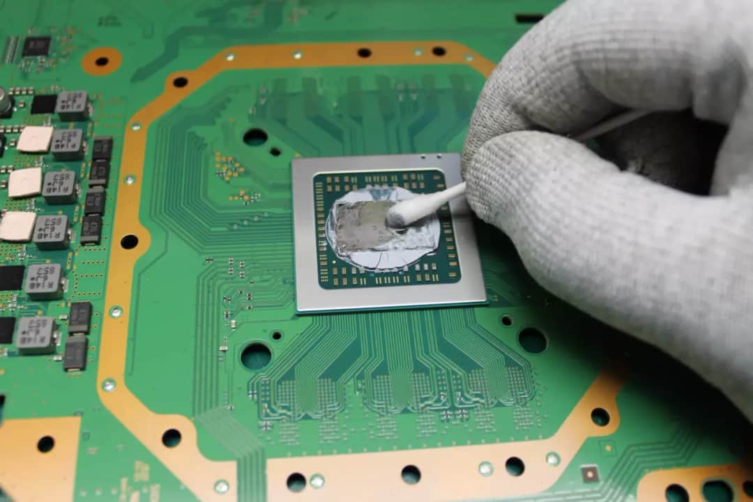 PS4 Pro hałasuje? Wymiana pasty krok po kroku cicha konsola!