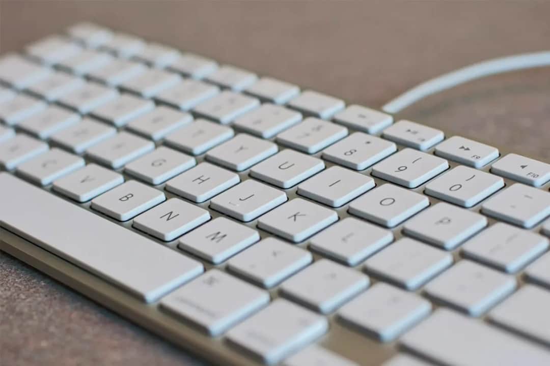 Klawiatura mechaniczna jak nowa? Skuteczne czyszczenie pod klawiszami