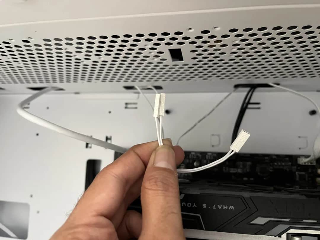 Podłączanie panelu przedniego: Bezstresowy montaż PC (+/-)