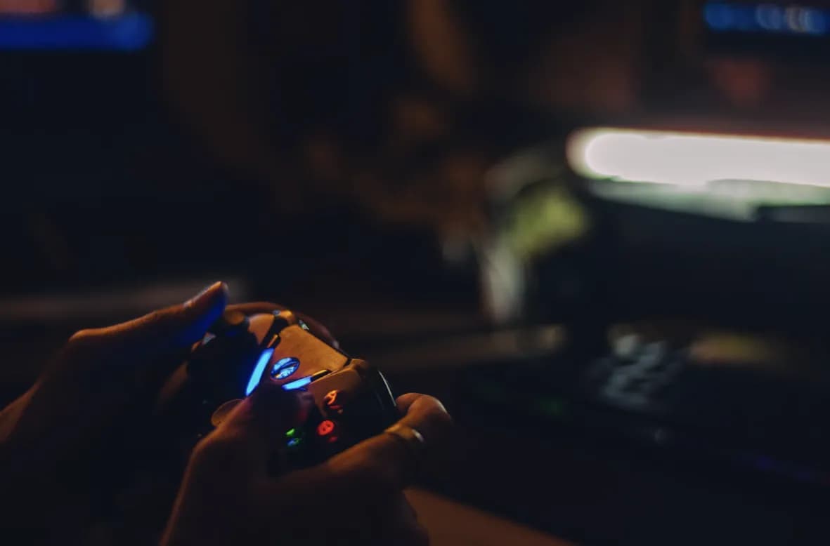 Relaksująca się w domu przy komputerze z grami i filmami – cyfrowa rozrywka jako sposób na odpoczynek po pracy.