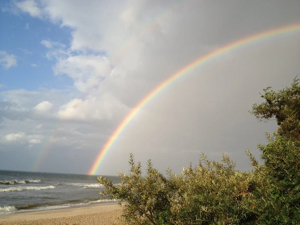 Tęcza jako symbol: co oznacza w kulturze, religii i współczesnym świecie?