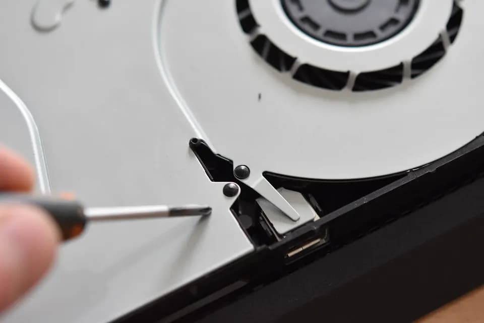 Wymiana pasty termoprzewodzącej w konsoli PS4 - krok po kroku