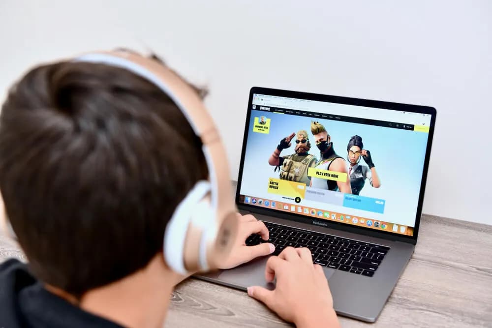 Czy na MacBooku można grać w gry? Odkryj ograniczenia i możliwości