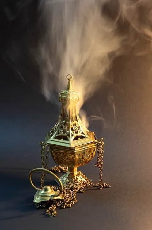 Symbolika kadzidła: co oznacza w religii, kulturze i historii?