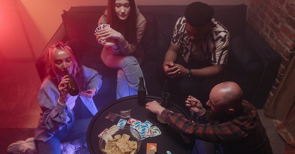 Najlepsze gry z alkoholem na domówkę - ranking najpopularniejszych