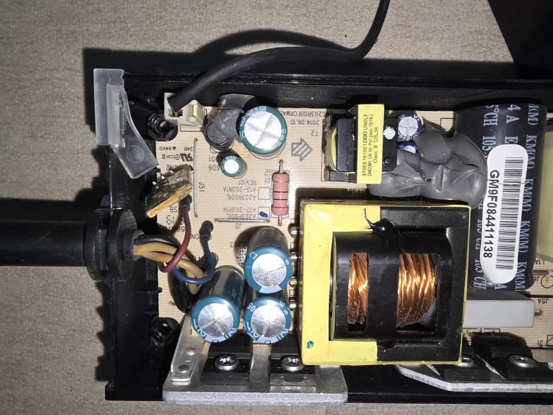 Zasilacz Xbox One do Series S? Kabel tak, "cegła" nigdy!